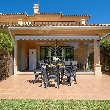 Spacious Perfectly Maintained House With Private Garden And Communal Pool In Riviera Del Sol *