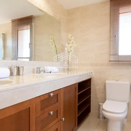 Spacious Perfectly Maintained House With Private Garden And Communal Pool In Riviera Del Sol