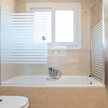 Villa Spacious Perfectly Maintained House With Private Garden And Communal Pool In Riviera Del Sol