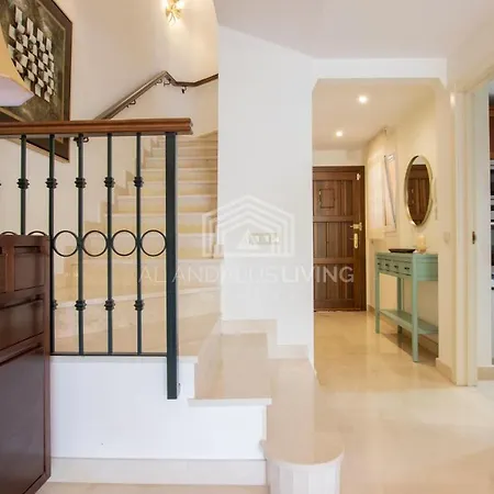 Villa Spacious Perfectly Maintained House With Private Garden And Communal Pool In Riviera Del Sol Málaga