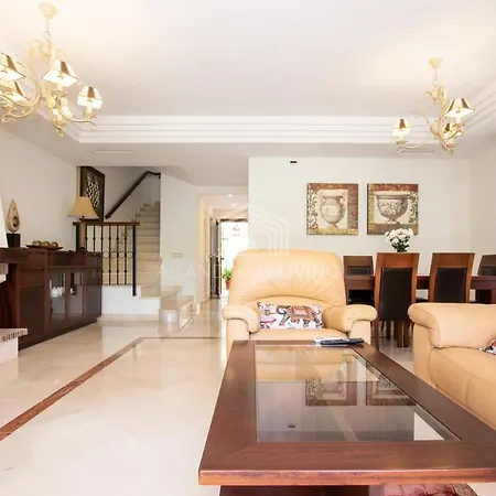 Villa Spacious Perfectly Maintained House With Private Garden And Communal Pool In Riviera Del Sol Málaga