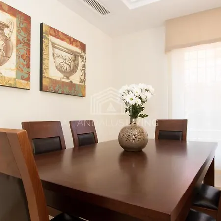 Spacious Perfectly Maintained House With Private Garden And Communal Pool In Riviera Del Sol Villa *