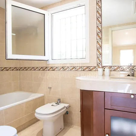 Villa Spacious Perfectly Maintained House With Private Garden And Communal Pool In Riviera Del Sol *